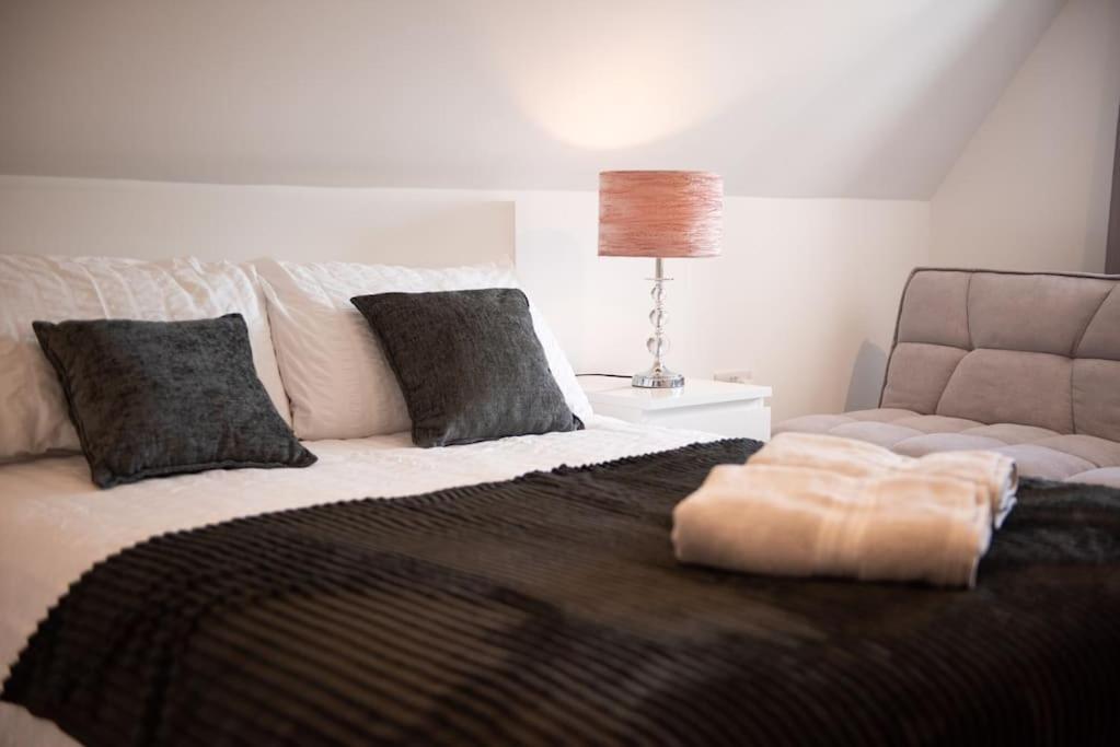 Rosey Lodge -1Bedroom Cousy Flat - Parking, Netflix, Wifi - Close To Blenheim Palace & Oxford - F5 Kidlington Exterior photo